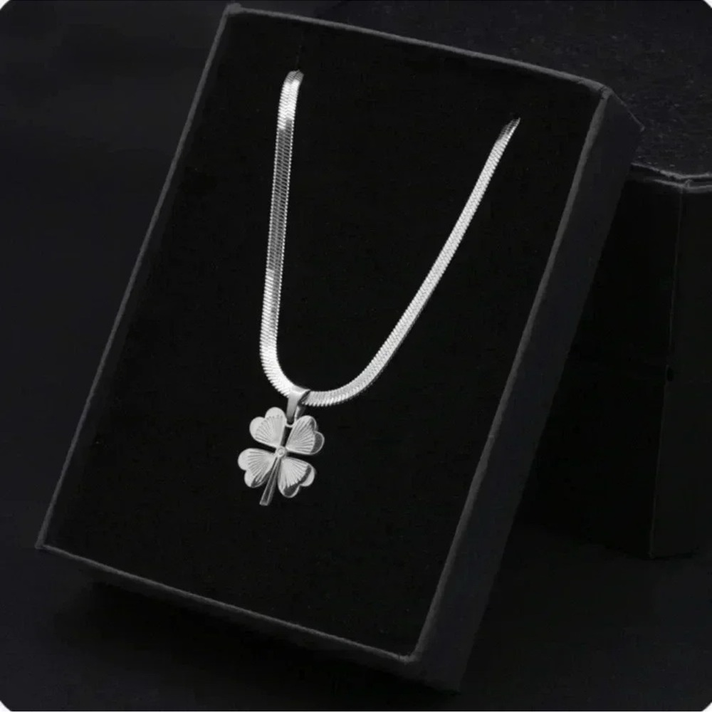 ✅NEW✅ Stainless Steel Lucky Charm Flower Pendant NL (Silver)